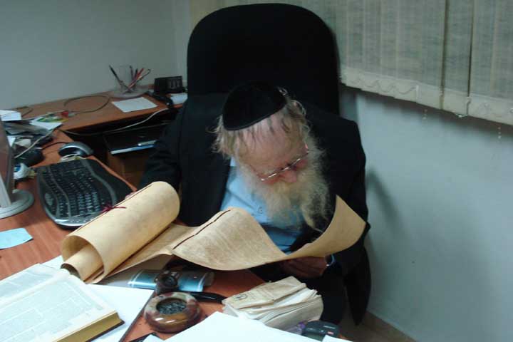 Rav Steinsaltz signing the scroll 1
